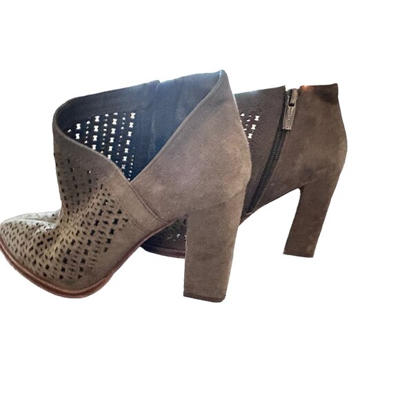π 2/$30 π Vince Camuto Light Brown Pierced Ankle Boots with Open Side sz 6.5 - Picture 3 of 6
